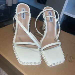 Selling white Zelle Steve Madden heels